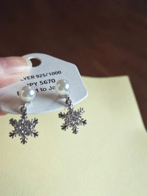 Snöflingeörhängen med pärldetalj - Fler fina accessoarer finns på min profil 💍  More exquisite accessories on my profile listings.