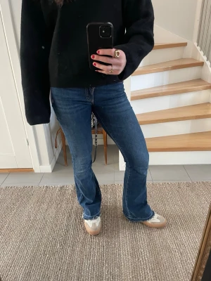 Blå bootcut jeans från Hunkydory - Säljer ett par klassiska blå bootcut jeans med  utsvängda ben som är mid waisted. Köpta från Hunkydory och går ej att köpa längre!