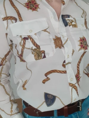 Classic Fit Print Cotton Voile Shirt - Säljer en stilren och unik Ralph Lauren skjorta i lätt och luftig bomull med snyggt print. Skjortan är i mycket bra skick. Bröstvidd- 47 cm Kommer från djur och rökfritt hem.