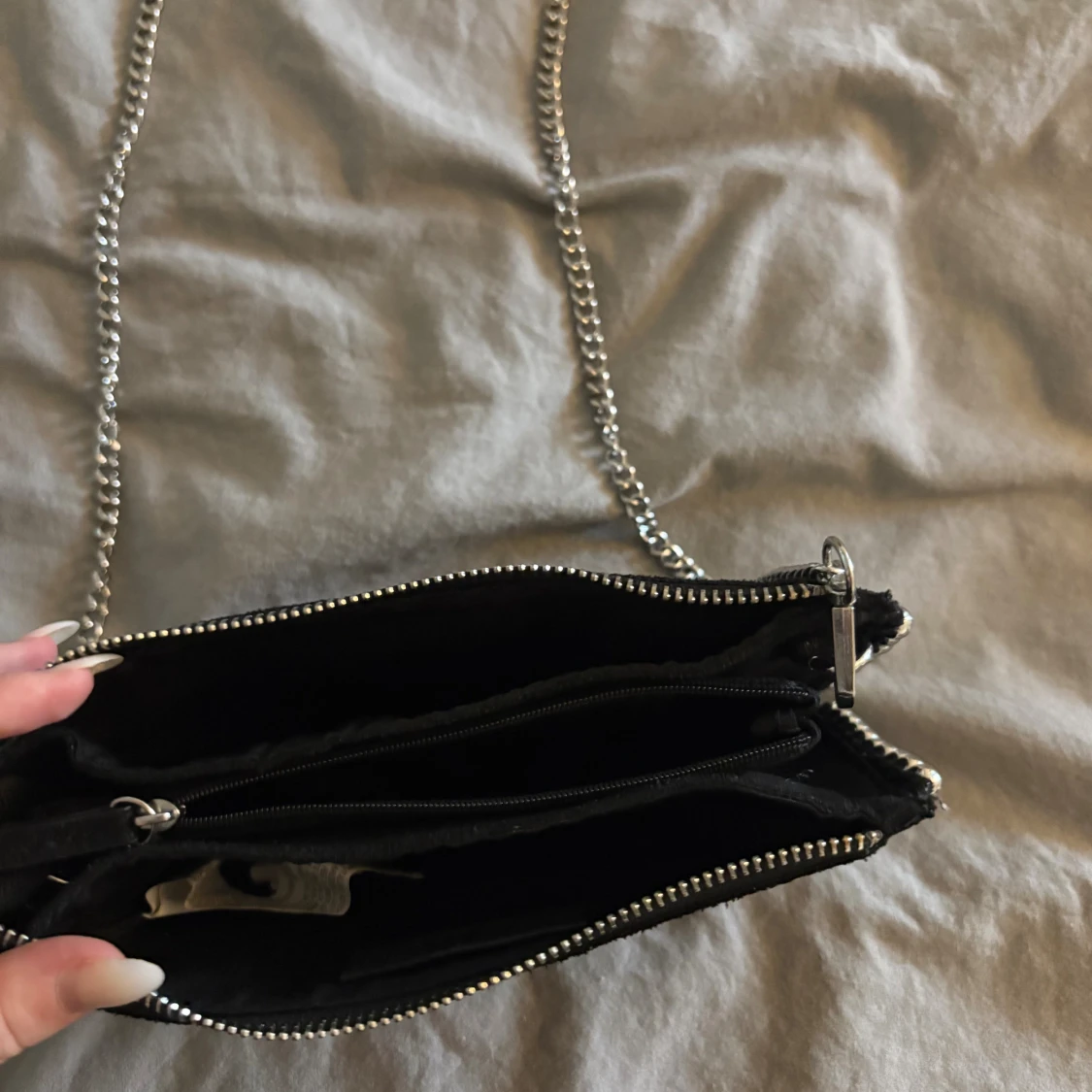 Svart axelväska med silverkedja - 2