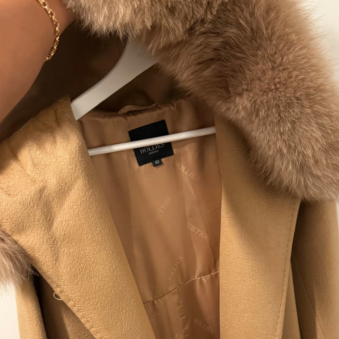 Beige ullkappa med äkta päls från Hollies - 2