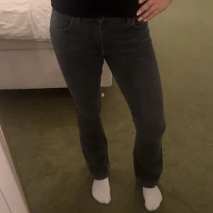 Mörkgrå raka jeans - Säljer ett par mörkgrå jeans med bootcut!Jeansen har normal midja och är tillverkade i ett mjukt jeanstyg som sitter snyggt på benen. Storleken är i 164 men passar mig som vanligtvis bär storlek S!