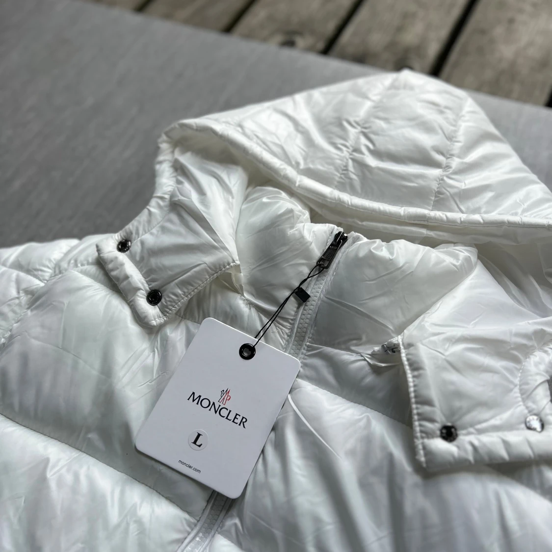 Vit Moncler pufferjacka med huva - 1