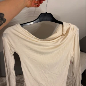 Vit långärmad topp - Krämvit tröja från Nelly. Den är i fint skick och knappt använd. Storlek S💕