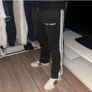 Palm Angels byxor  - Svarta byxor från Palm Angels Byxorna har en relaxed passform och elastisk midja. Perfekta för en chill och sportig look.