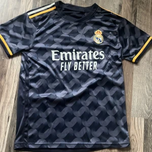 Real Madrid mörkblå matchtröja Adidas - Köpt för ett tag sen va för stor nästan alldrig använd 