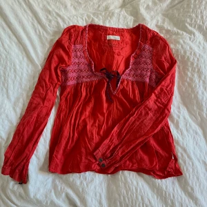 Röd Odd Molly blus med spetsdetaljer - Söt röd blus från Odd Molly med broderade detaljer. Passar XS-S