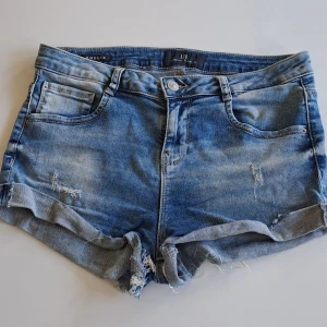 Lågmidjade jeansshorts från LTB 👐🏻 - Suppersnygga lågmidjade blå jeansshorts från LTB 'Amelie'. Köpt på secondhand. 💓 Midjemåttet rakt över är 38 cm.