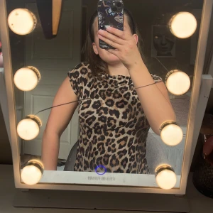 Leopardmönstrad t-shirt - Säljer en leopard tröja från lager 157, använd några gånger 