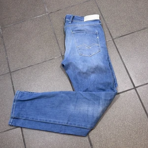 Replay anbass hyperflex 360 blå - Säljer dessa feta Replay Anbass jeansen av passform slim som är i bra skick utöver att dem är lite uttöjda (se bild 3). Dem är Hyperflex 360 vilket gör dem väldigt bekväma och rörliga. Nypris 2200kr. Tveka inte på att höra av er vid minsta funderingar! Mvh Edi 