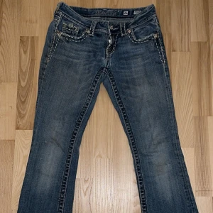 Miss Me  - Snygga blå jeans från Miss Me med bootcut passform. Priset kan diskuteras!🤗