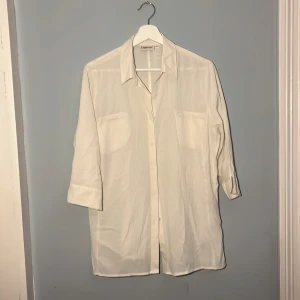 Vit skjorta  - Vit skjorta. Trekvartsärm. Storlek L. Gott skick, inga defekter eller missfärgningar.