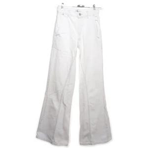 Vita jeans - Jättesnygga vita jeans från Zara! Midjemått: 68 cm. Lägg bud, måste bli av med dom eftersom de inte passar