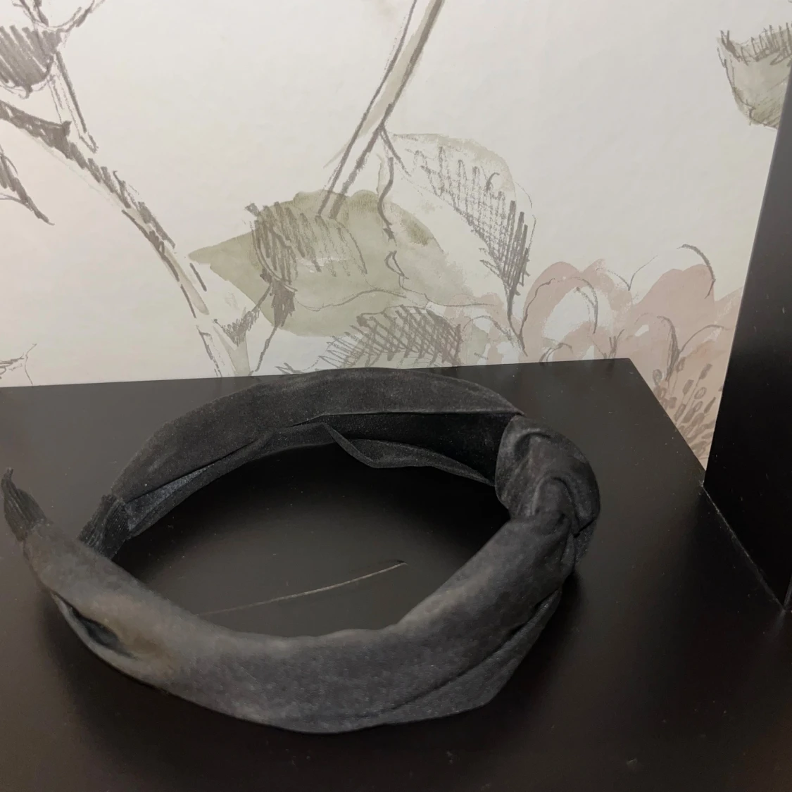 Svart knutet diadem - 1