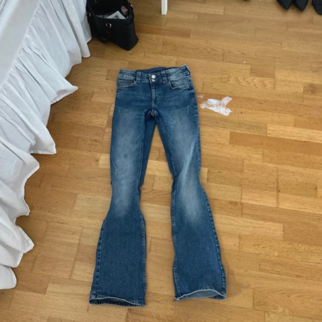Lågmidjade bootcut jeans med fickdetaljer - 1