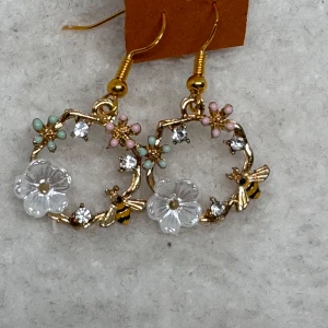 Blommiga örhängen med bin och kristaller - Superfina örhängen i guldton med detaljer av små bin, glittrande kristaller och blommor i pastellfärger. Stora genomskinliga blommor och små rosa och mintgröna blommor ger en söt och lekfull look. Krokarna är i sterling silver. Nya