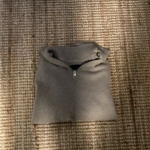 Beige stickad half zip från Jack & Jones - Säljer en beige stickad tröja från Jack & Jones Premium med half zip-dragkedja i halsen. Perfekt för lager-på-lager och snygg till både jeans och chinos. Tröjan har en klassisk och stilren look som funkar året runt.