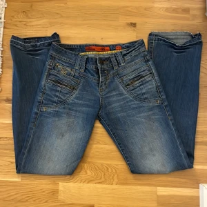 QS Abby blå jeans straight fit - Snygga blå jeans från QS by s.Oliver, modell Abby Smart Low Straight. Köpte på sellpy men passade ej därav har jag ingen bild hur dom ser ut på, aldrig använda av mig💗