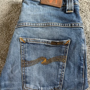 Ljusblåa Nudie Jeans - Ljusblåa Nudie Jeans||Skick 8/10 bara ett litet hål i fickan skriv privat vid bild||Storlek 30/32 men lite uppsydda||Modell Thin Finn||Skriv vid minsta intresse||