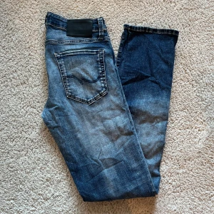 Jack & jones jeans - Säljer dessa feta Jack & jones jeans i slimmad passform. De är i storlek W30/L32 och är blåa. Tveka inte med frågor!