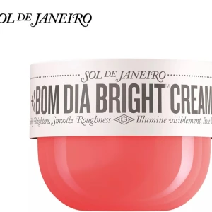 Sol de Janeiro Bom Dia Bright Cream - Bom Dia Bright Cream från Sol de Janeiro är en kroppskräm med Cheirosa 40-doft, berikad med fruktsyror (AHA) och vitamin C. Kommer i en rund, korallröd plastburk med beige lock, 240 ml. Ger huden en mjukare och mer strålande look. Använd ca 5 gånger till att ha på handleden till matchande parfym, så den är som ny.