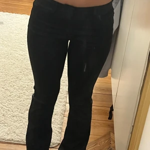 Svarta bootcut jeans ifrån vero moda - jätte snygga lågmidjade bootcut jeans ifrån vero moda! Dom är använde endast två gånger. Dom formar sig efter kroppen då dom är stretchiga. läder material. 💖nypris 500kr