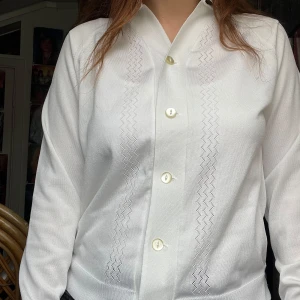 Kofta 70/80- tal - Fin retro kofta I bra skick med söta deltaljer. Står att den är i storlek 42 men skulle snarare säga 36. Jag kan mötas upp i Uddevalla centrum, annars fraktar jag gärna. Köparen står för frakten. (Står ej för postens slarv) katt finns i hemmet. 