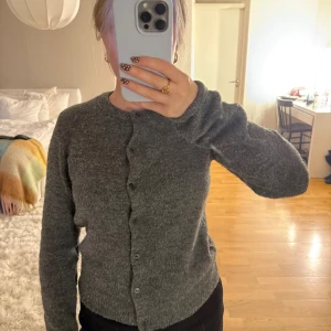 Fin stickad grå kofta, perfekt i höst - Säljer nu denna superfina gråa stickade koftan, den är i storlek xs och köpt på h&m. Mjukt material, inte alls stickig. 🍂🍁🍁 noppror finns (se bilder) men i övrigt fint skick!