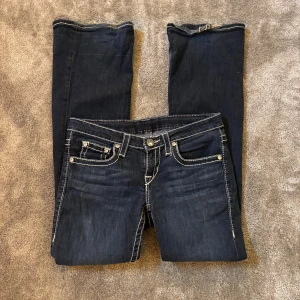 Low waist jeans - Low waist bootcut jeans med vita sömmar och stenar som detaljer. Väldigt fint skick och de passar storlek s/m💞