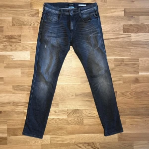 Replay Jeans - Säljer replay anbass i en riktig snygg färg. De är storlek 31/32. De är i mycket bra skick. Dessa har ett nypris på Johnells för 1900kr.