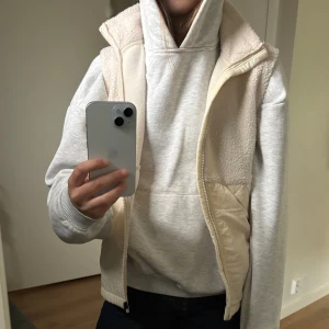 Beige teddyväst - Mysig beige teddyväst med dragkedja framtill och hög krage. Västen är från Everest och säljs då den blivit för liten för min smak! Den är knappt använd och i mycket bra skick! 