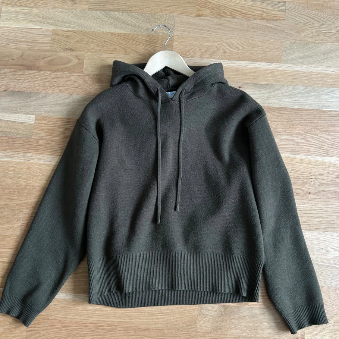 Olivgrön stickad hoodie med huva - 1