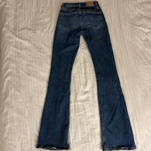 Blå bootcut jeans från Gina Tricot - Snygga blå bootcut jeans från Gina Tricot i klassisk denim. Jeansen har normal passform och utsvängda ben. Tveka inte på att höra av dig vid frågor😍