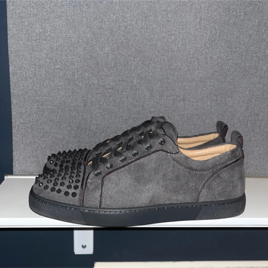 Grå mockasneakers med nitar