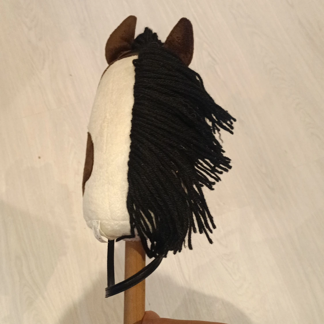 Säljer min käpphäst som inte kommer till användning längre.Ganska ny från Hööks,har bara varit använd 3 till 4 gånger. Tränset följer också med😄 nypriset var 530 för allt - 3