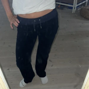 Mörkblåa juicy couture lågmidjade byxor - Mörkblåa juicy byxor i jätte fint skick! Storlek Xs, pris kan diskuteras