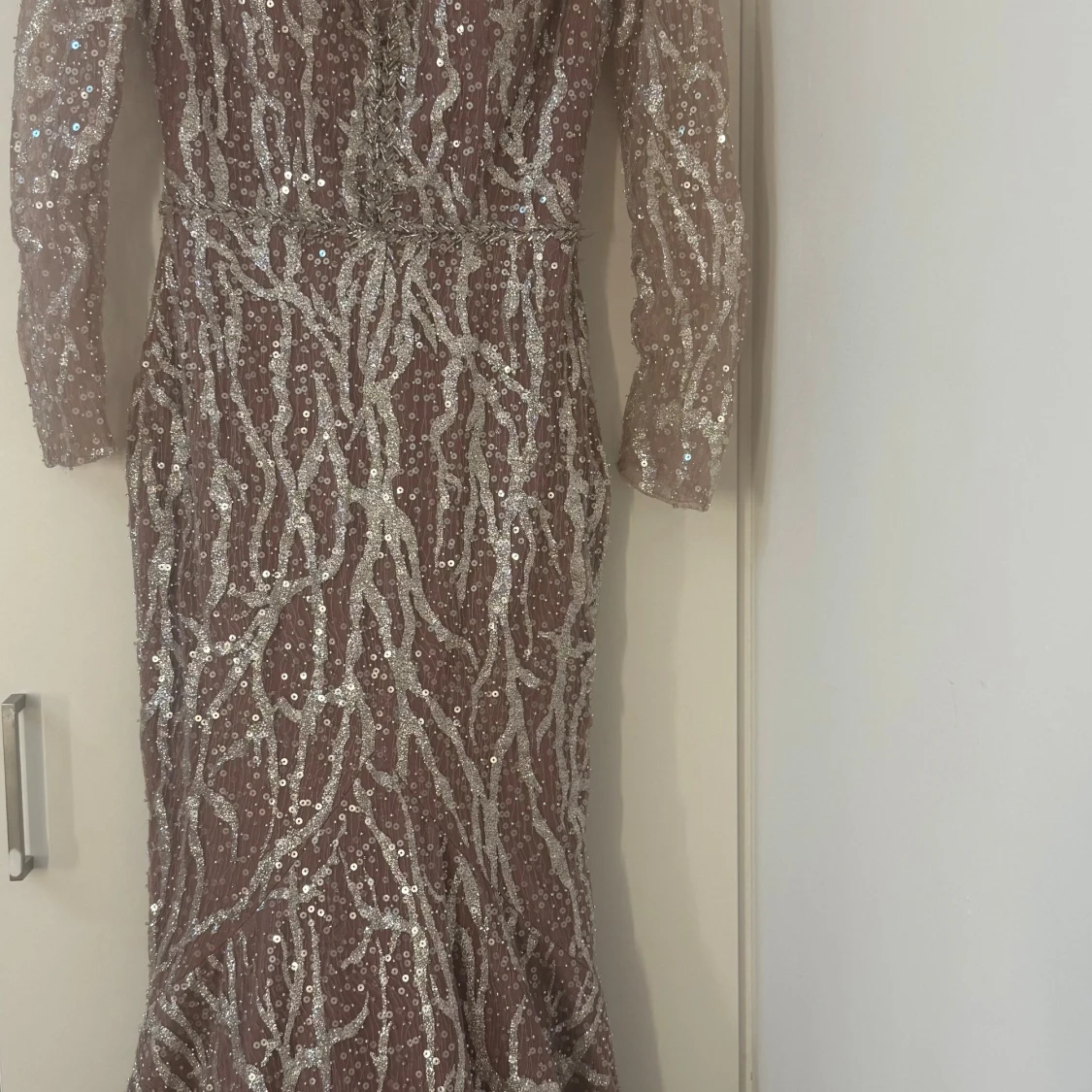 Glittrig långklänning med paljetter
