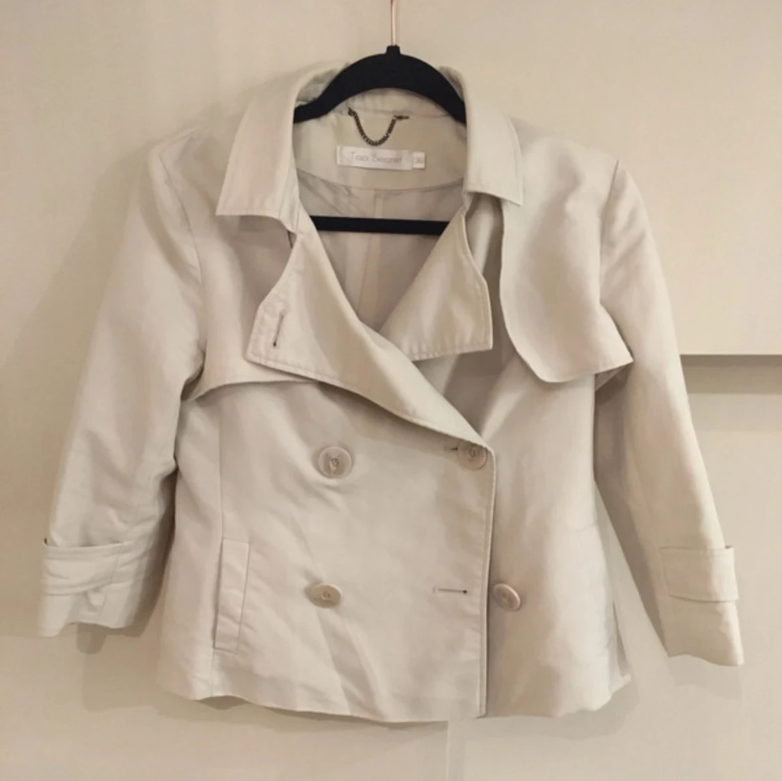 Beige kort trenchcoat