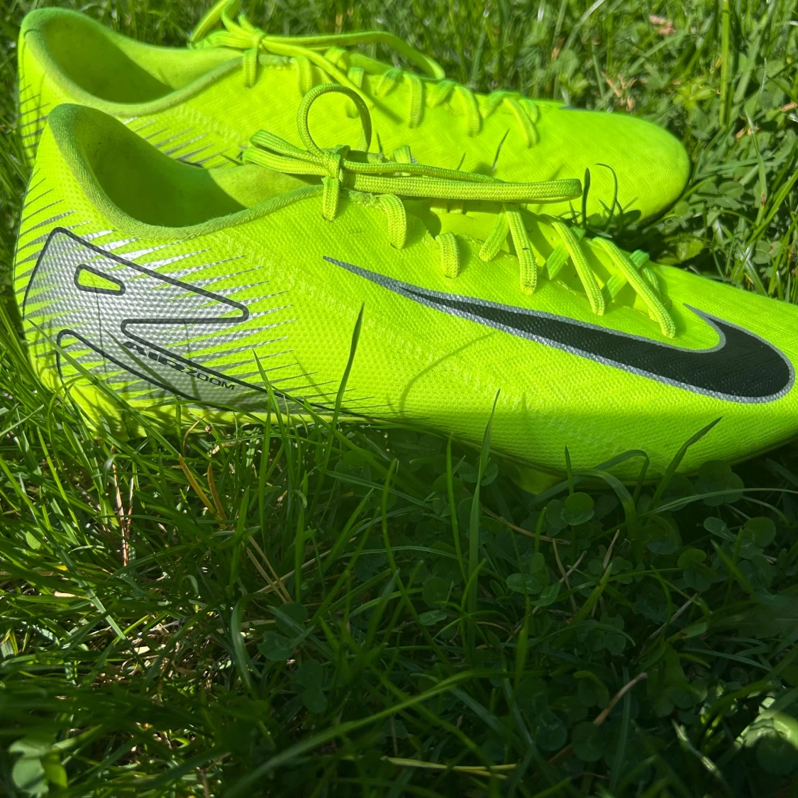 Neongula Nike fotbollsskor