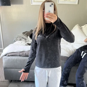 Svart Ronhill träningströja half zip - Svart långärmad träningströja från Ronhill med halv dragkedja framtill och diskret logga på bröstet. Tröjan är i ett lätt och stretchigt syntetmaterial 💗