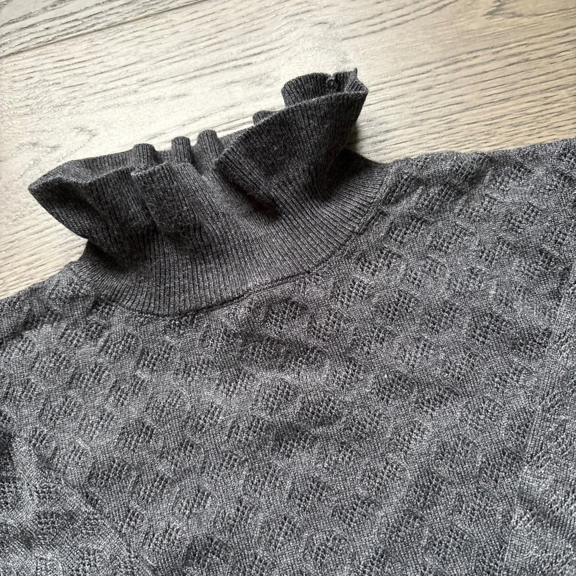 Grå tröja med krage - 1
