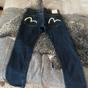 Vintage Evisu Jeans - Väldigt bra skick, väldigt väl omhändertagna.  Straight leg passform  Välkommna att höra av er vid intresse! Pris går alltid att diskutera.