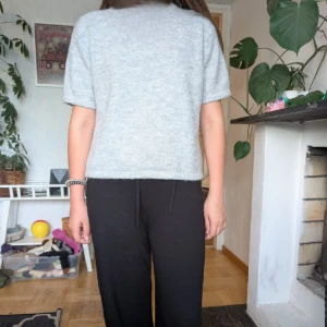 Ljusgrå stickad tröja Gina Tricot - Säljer en ljusgrå kortärmad stickad tröja från Gina Tricot. Perfekt basic till garderoben, enkel att matcha och har en clean look. I strl 158-164 passar perfekt i storleken, sitter jättefint. 150 kr