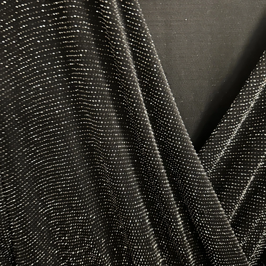 Svart glittrig långklänning omlott - 2