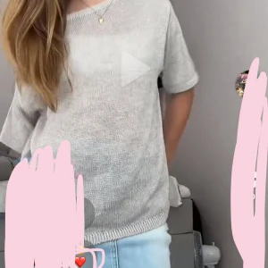 Beige stickad kortärmad tröja - En enkel och stilren beige stickad tröja med korta ärmar och rund hals. Perfekt för dig som gillar en chill och clean look. Materialet är mjukt och skönt mot huden, och färgen är lätt att matcha med allt i garderoben.