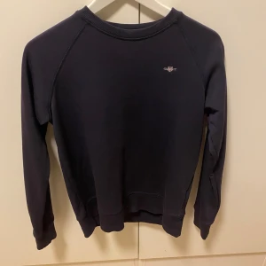 Gant sweatshirt  - Säljer en Gant sweatshirt för 500 kr (850 kr originalpris). Knappt använd har tvättat i tvättmaskinen en gång. Priset kan deskuteras. 