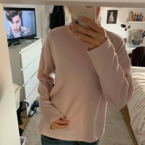 Ljusrosa långärmad tröja - Enkel och stilren ljusrosa långärmad tröja med rund halsringning. Tröjan har en loose passform och är gjord i ett mjukt material som känns skönt mot huden. Perfekt att matcha med jeans eller kjol för en avslappnad look. Xs/s