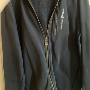 Mörkblå  Sail Racing - Tröja från sail racing i storlek 176 så den sitter som en M