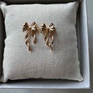 Rosette earrings - Säljer dessa skitsnygga örhängen! De är både rost och nickel-fria. Aldrig använda! Har du några frågor är det bara och skriva☺️