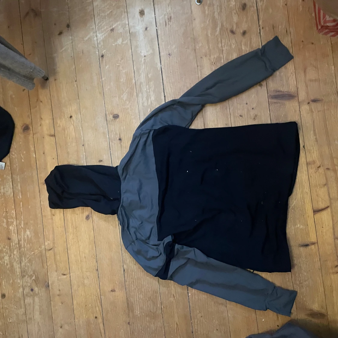 Maya delorez svart och grå tröja  - 1